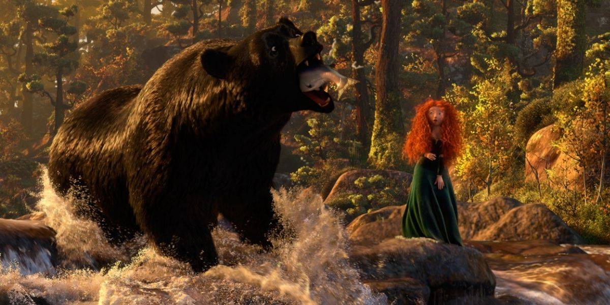 Merida ensinando sua mãe em forma de urso a pescar em Brave
