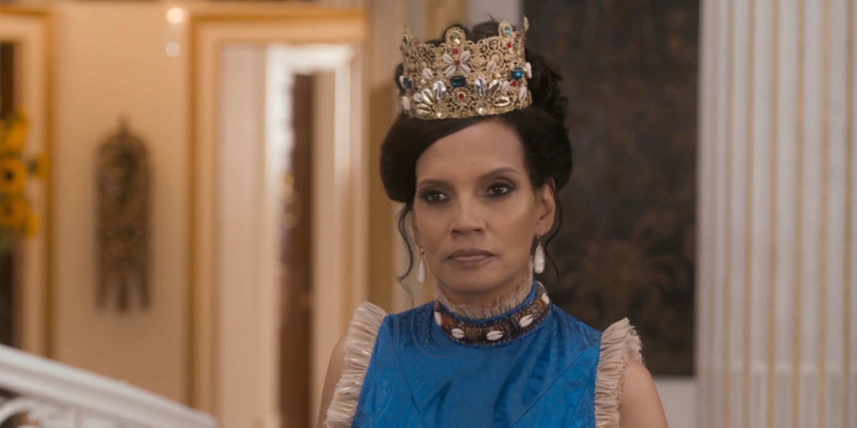 Shari Headley as Lisa Joffer wearing a crown in Coming 2 America