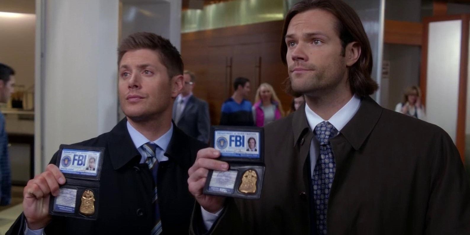 Dean e Sam segurando distintivos do FBI em Supernatural