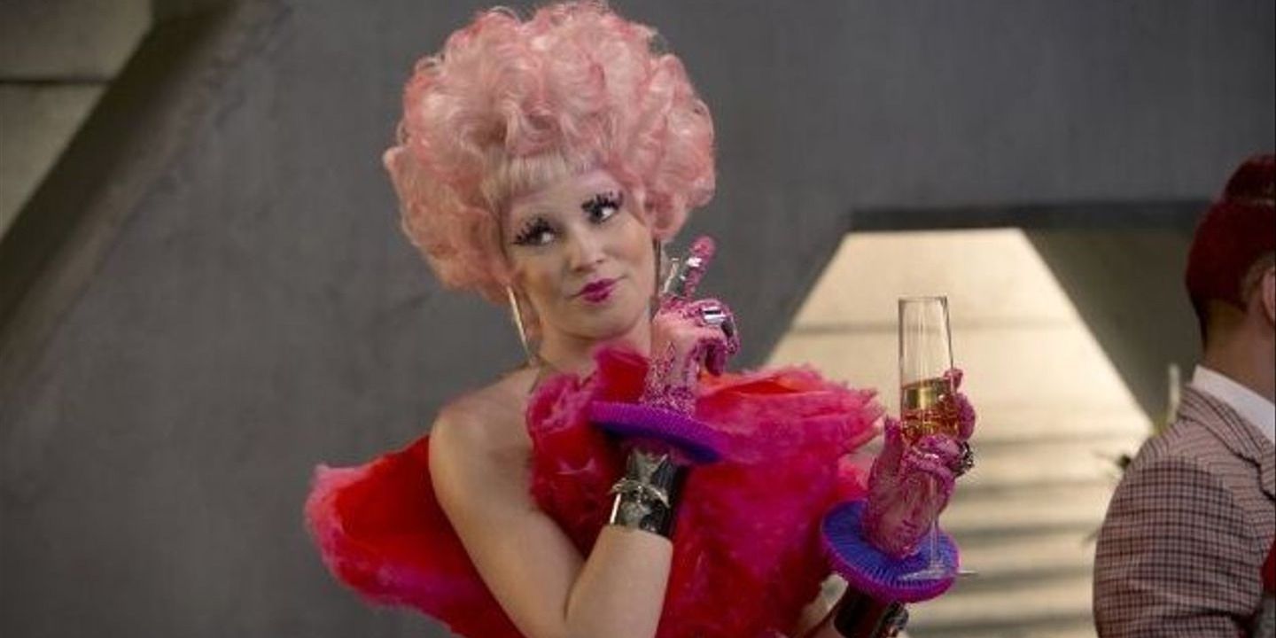 Effie sitting down and talking in The Hunger Games