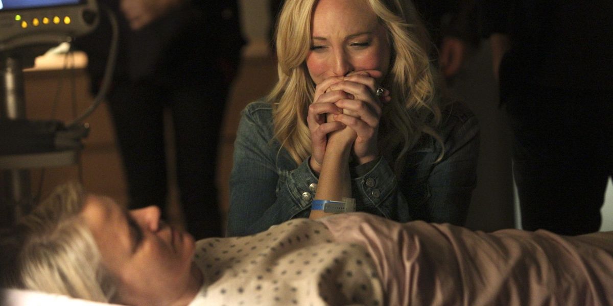 Caroline cries over Elizabeth's death in season 6 of The Vampire Diaries