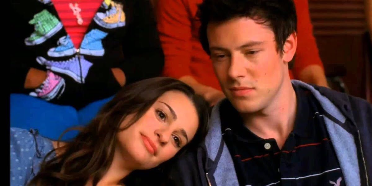 Rachel resting her head on Finn's shoulder in Glee 
