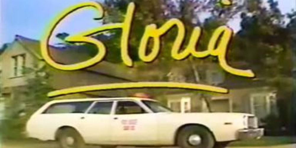 Gloria Title Card-Spin-off de Tudo na Família;  um carro com "Glória"  aparece por cima