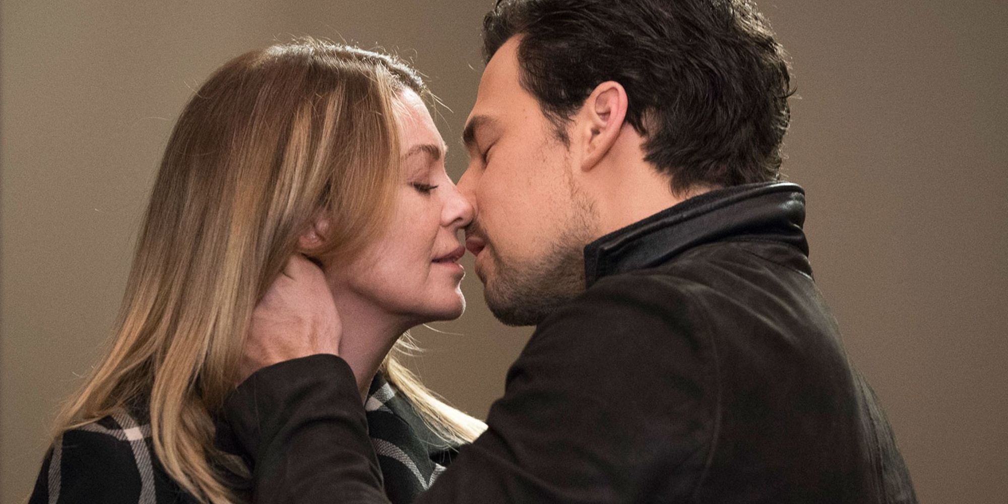 An image of DeLuca and Meredith kissing in Grey&rsquo;s Anatomy