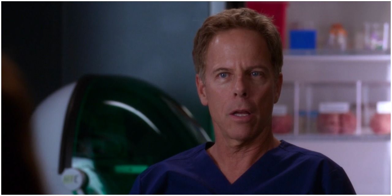 Uma imagem de Tom Koracick em Grey's Anatomy.  Ele é visto vestindo um uniforme azul escuro e tem um olhar chocado no rosto