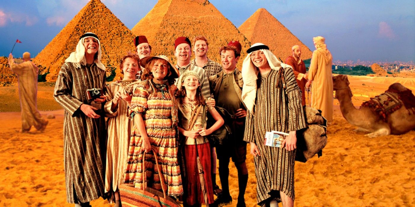 The Weasley family in Egypt in front of the pyramids in Harry Potter