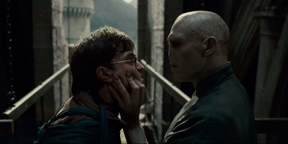 Voldemort squeezes Harry's face in Harry Potter and the Deathly Hallows