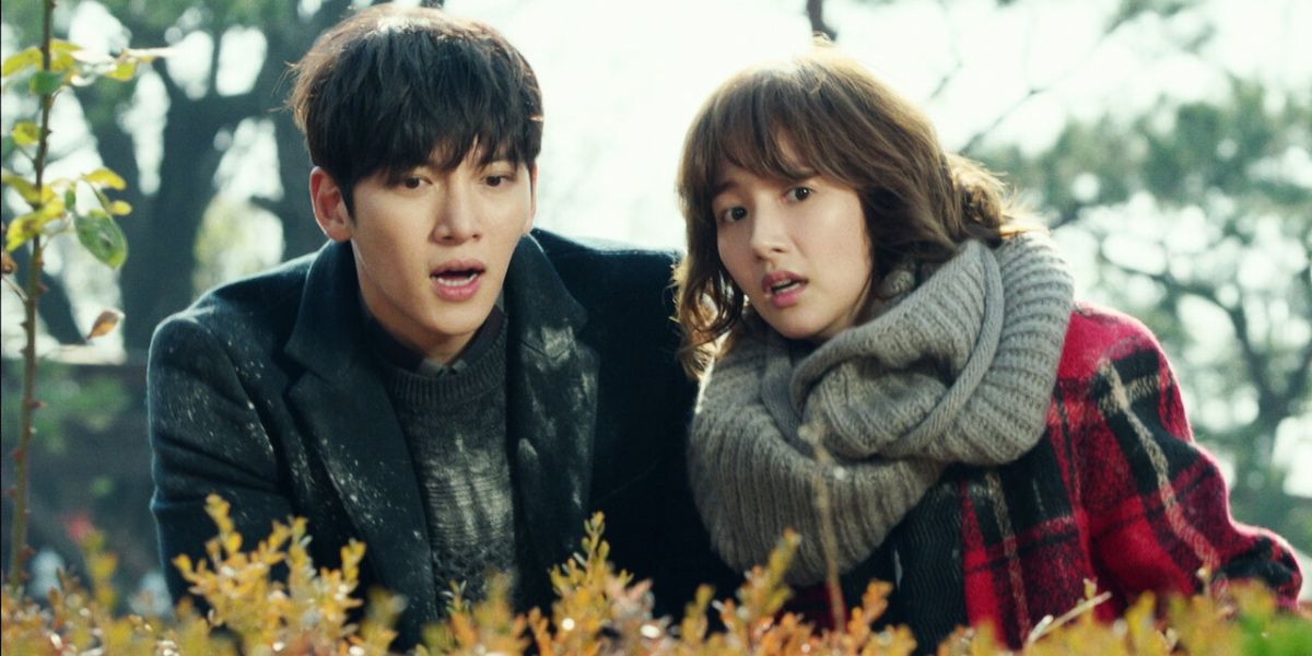 Healer and Young-shin sleuthing in Healer