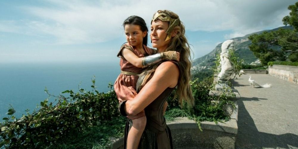 Hippolyta holds a young Diana in Wonder Woman