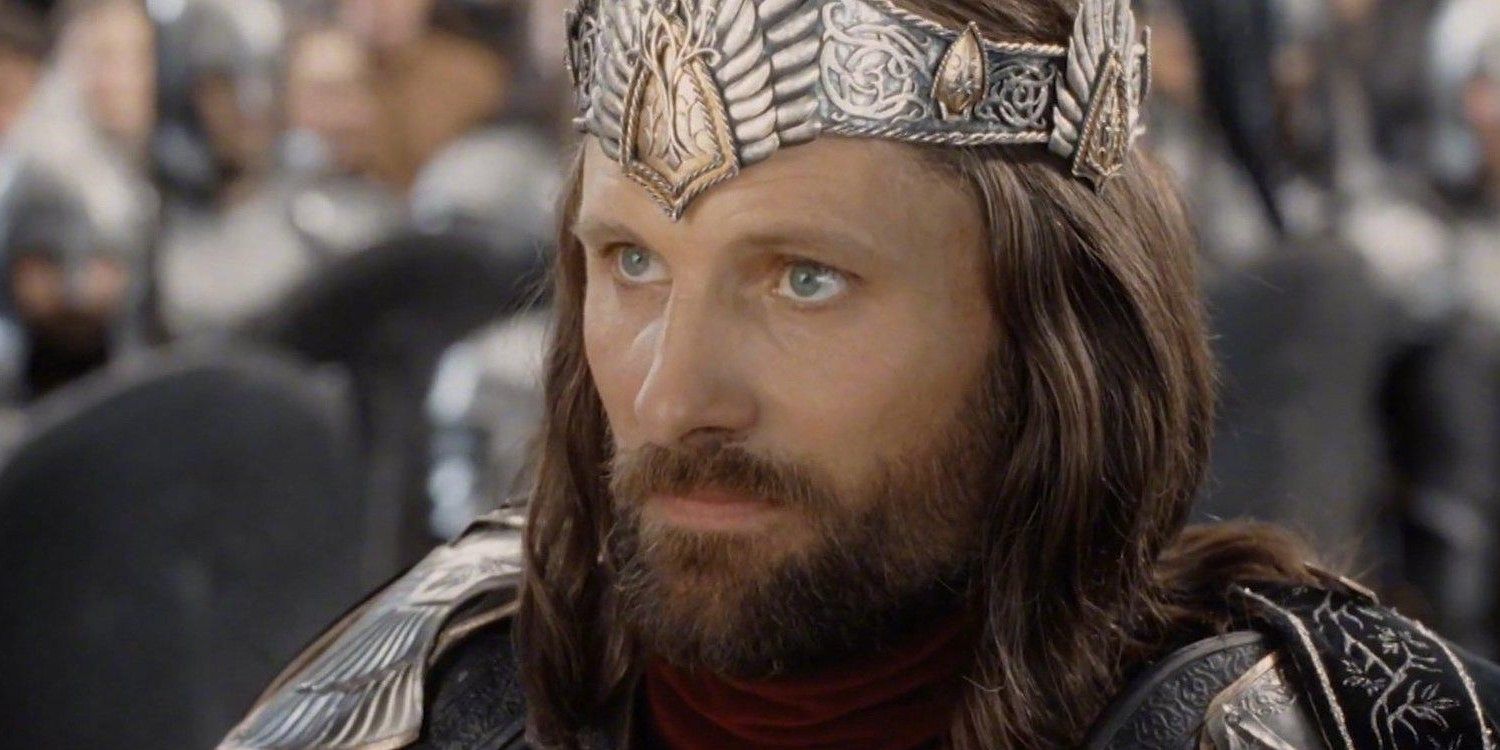 Aragorn dinobatkan sebagai raja di Lord of the Rings. 