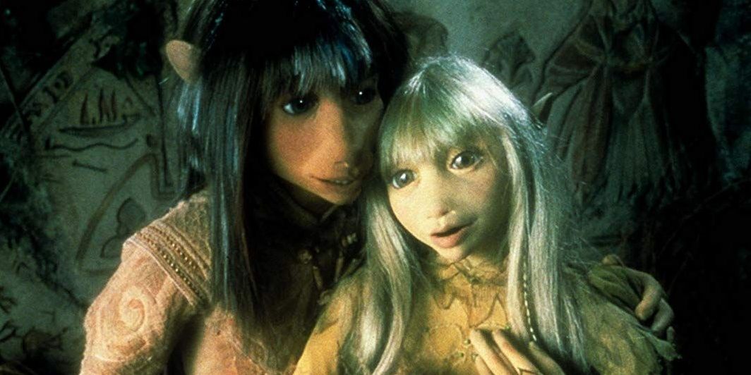 Jen and Kira embracing in The Dark Crystal