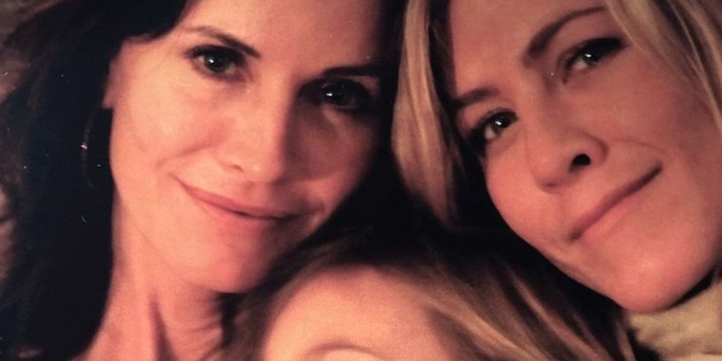 Courtney Cox and Jennifer Aniston taking a selfie with Coco Arquette