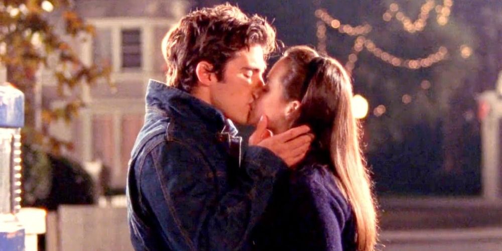 Jess and Rory kiss at night in Stars Hollow