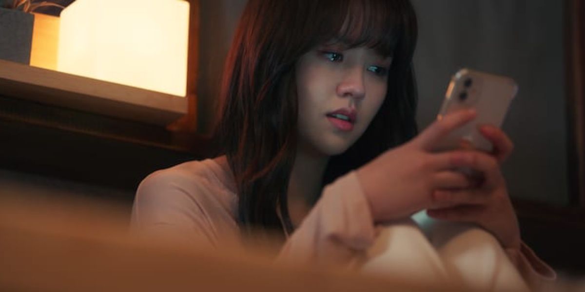 Jo-jo crying in her room in Love Alarm season 2