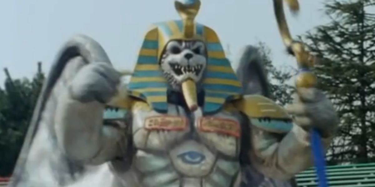 King Sphinx fighting the Power Rangers in Mighty Morphin