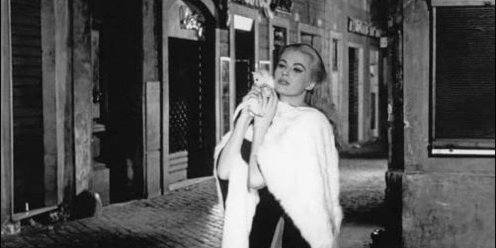 Sylvia holds a cat in La Dolce Vita