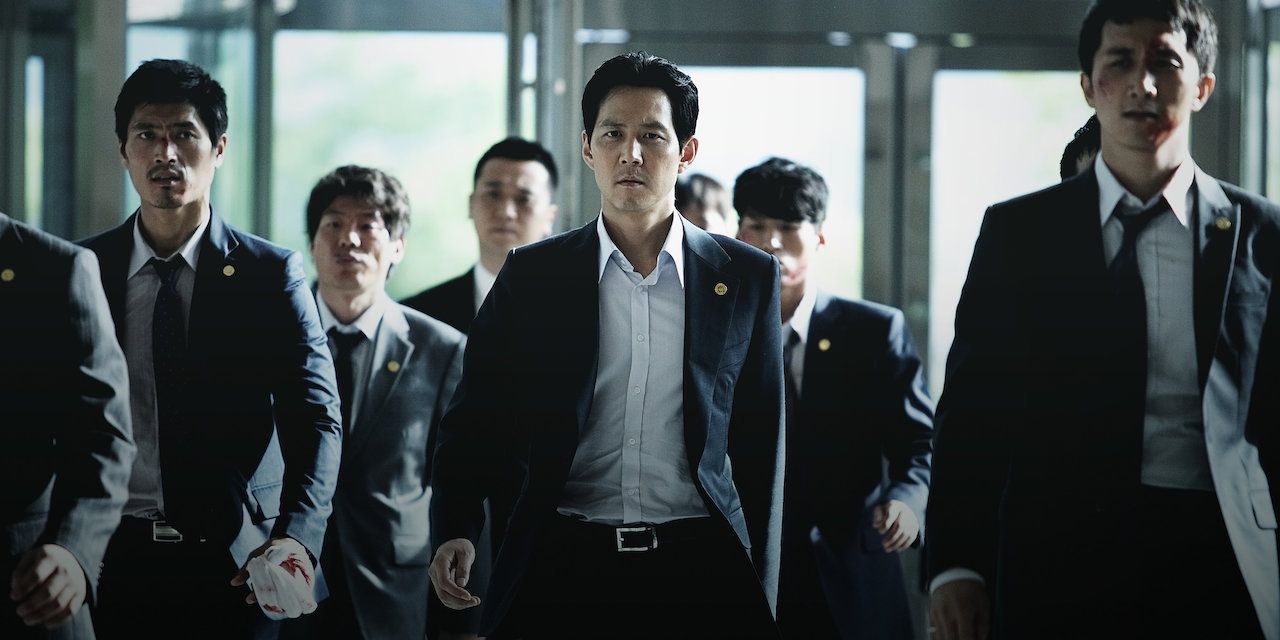 Lee Jung-jae walking with a group of gangsters in New World