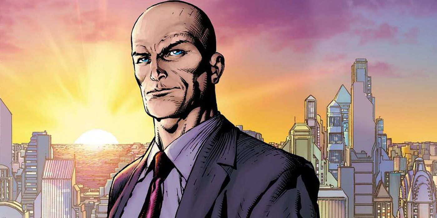 Lex Luthor parado ao lado de uma janela em seu escritório nos quadrinhos da DC