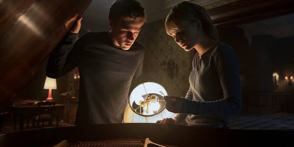 Tyler e Kinsey investigam uma lâmpada em Locke and Key