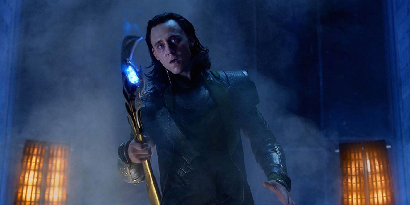 Loki lève son sceptre dans The Avengers.