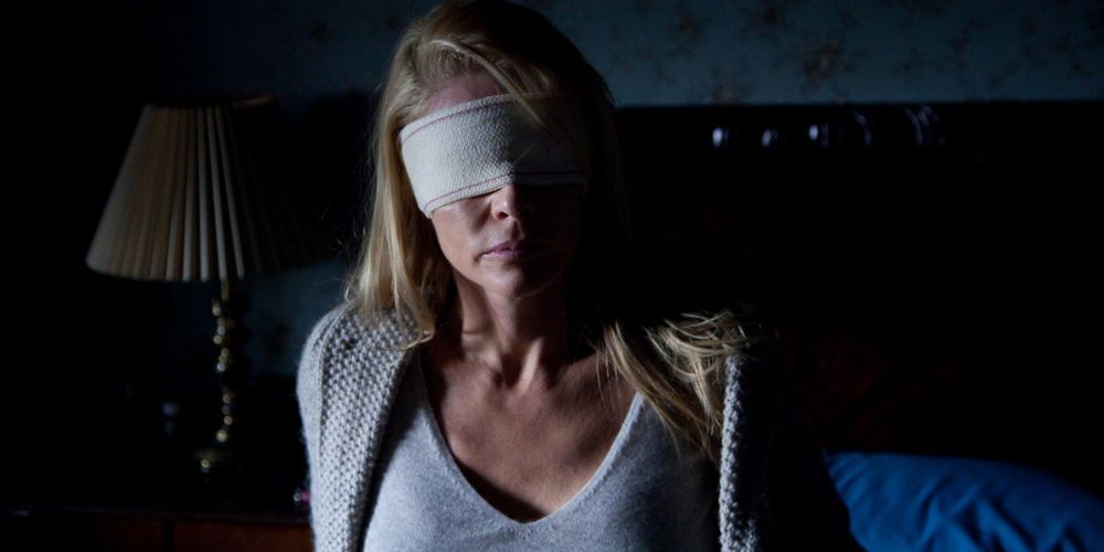 A close-up of the main character Julia with a bandage covering her eyes in Los Ojos de Julia