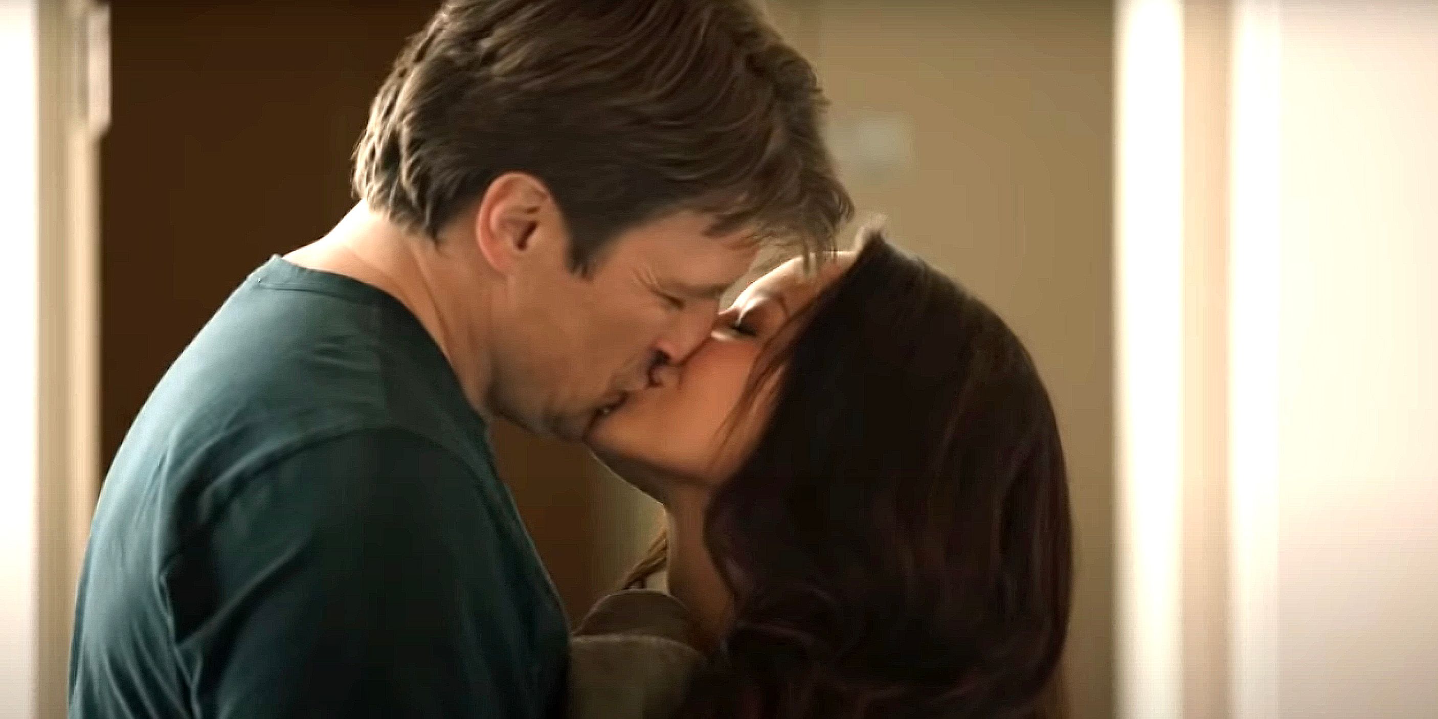 Nolan e Lucy se beijando.