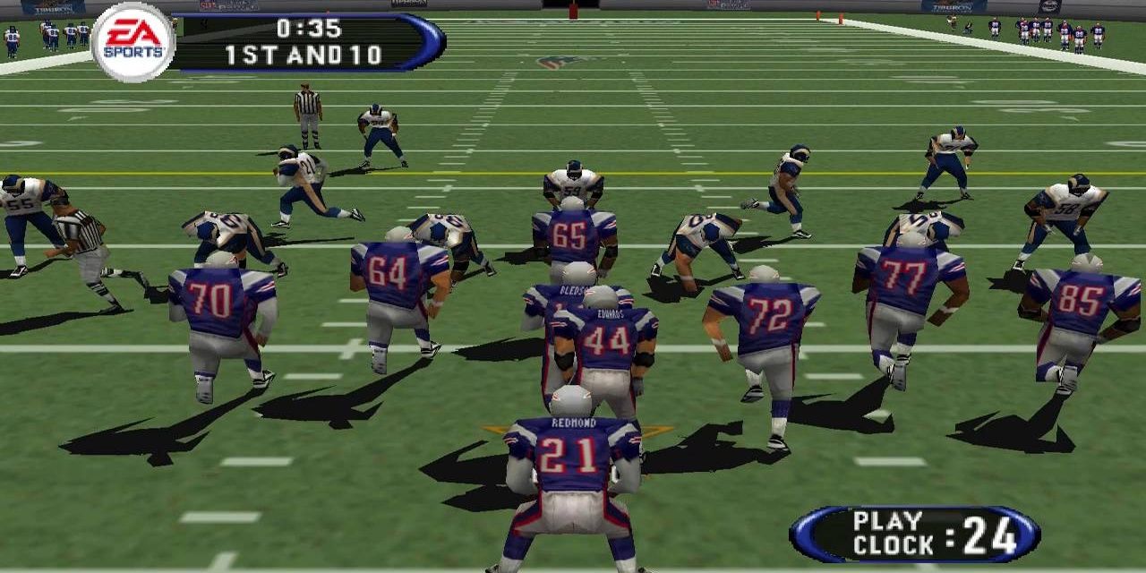 Imagen de dos equipos haciendo fila y preparándose para realizar una jugada en Madden NFL 2002.