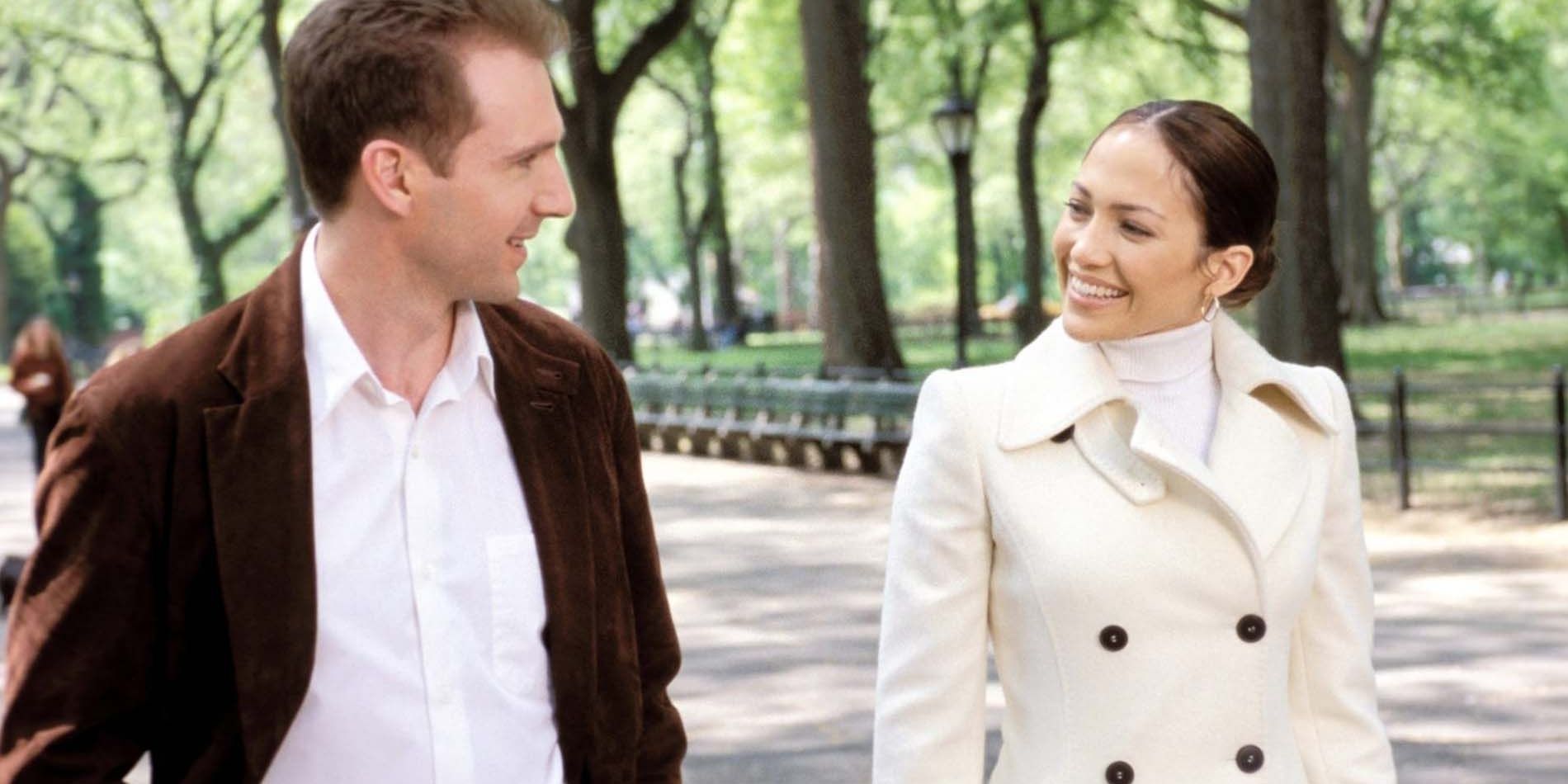 Ralph Fiennes and Jennifer Lopez walking in Ralph Fiennes (Maid In Manhattan)