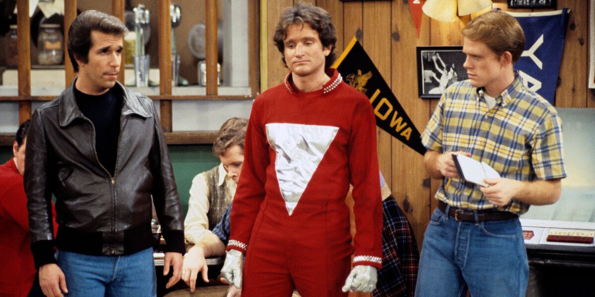 Happy Days scene where Mork is standing with The Fonz and Richie.