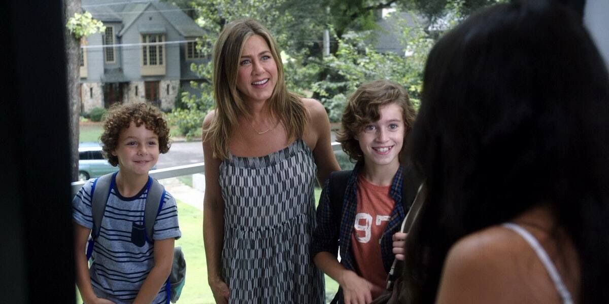 Jennifer Aniston at the door with kids in Mother's Day