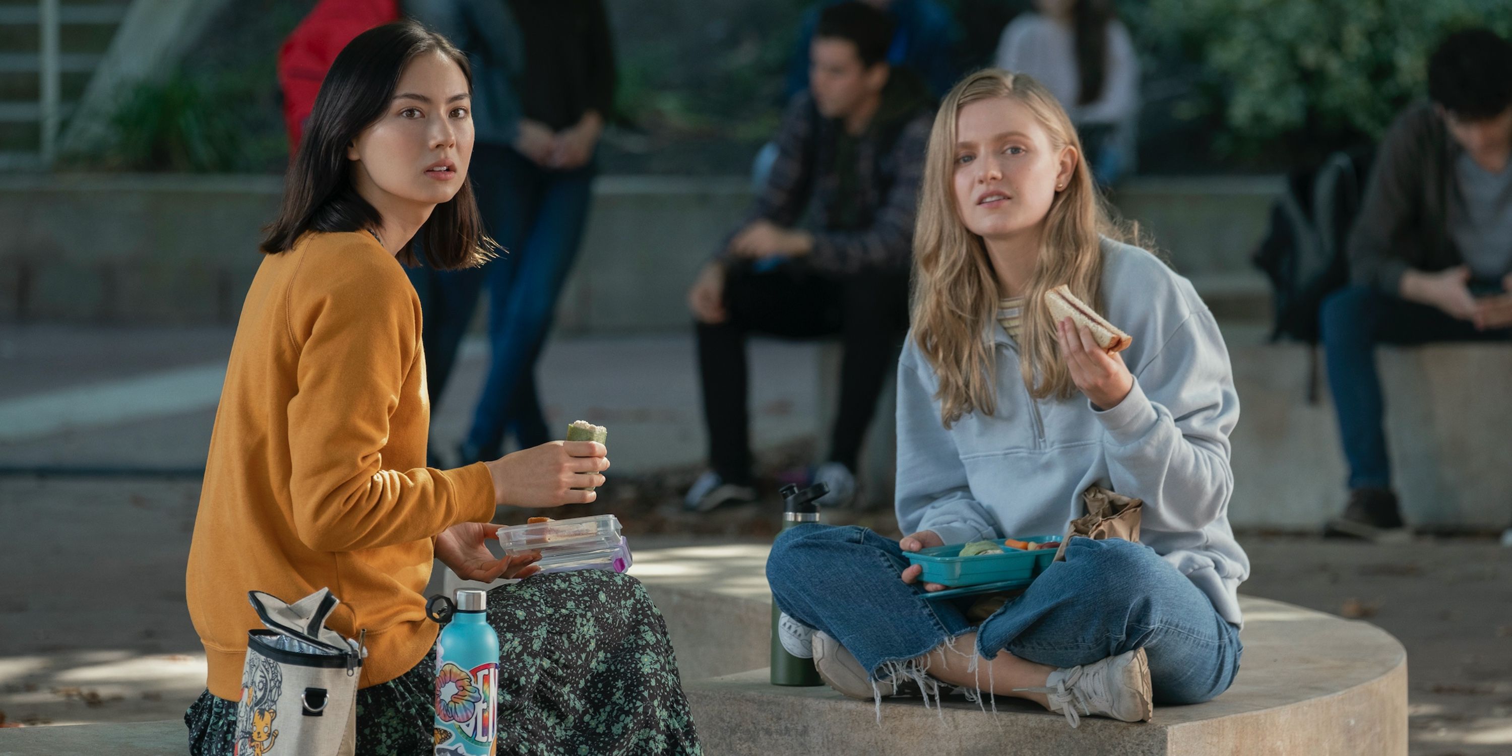 Lauren Tsai as Claudia and Hadley Robinson as Vivian Carter in Moxie on Netflix