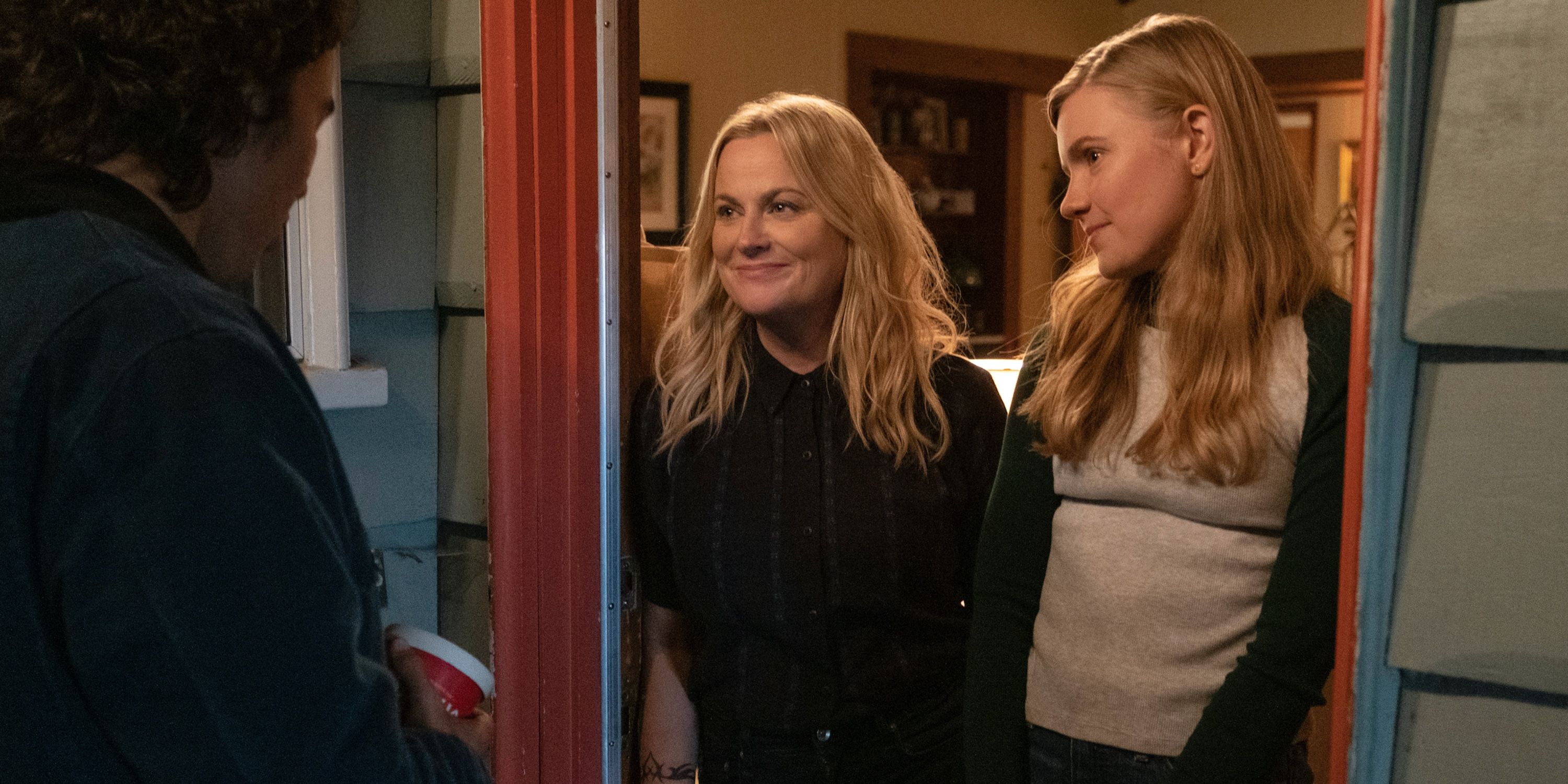 Amy Poehler as Lisa Carter and Hadley Robinson as Vivian Carter in Moxie on Netflix