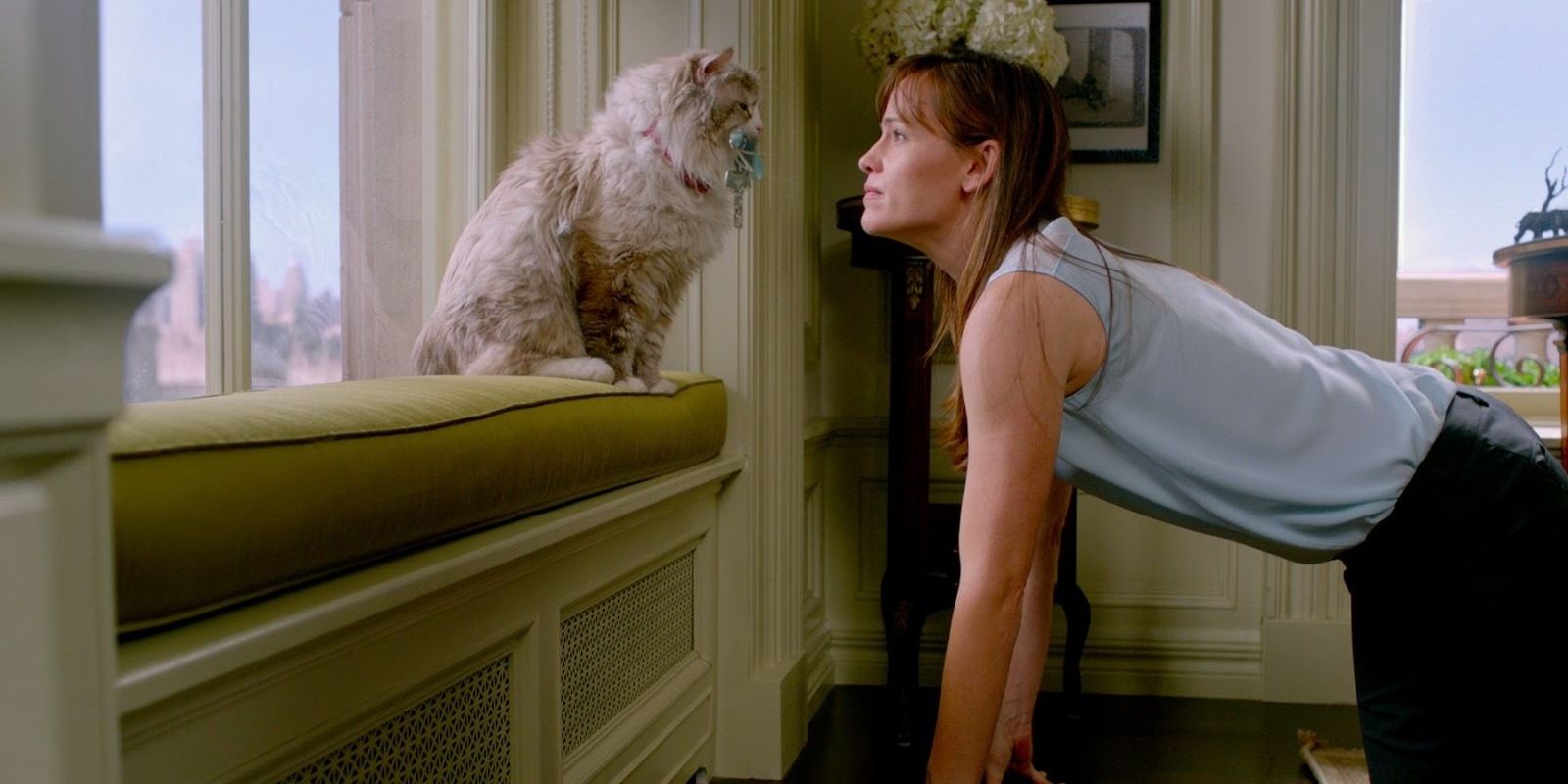 Jennifer Garner and cat with keys in its mouth in Nine Lives