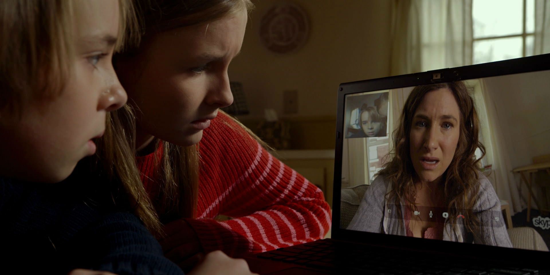 The Visit's Tyler and Becca talk to Loretta on a computer screen