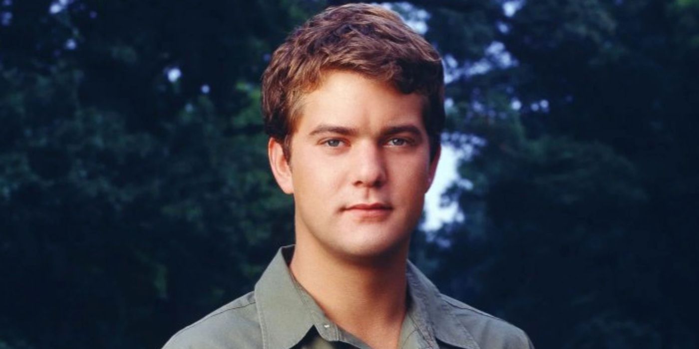 Pacey Witter posing on the fictional Worthington University grounds in Dawsons Creek