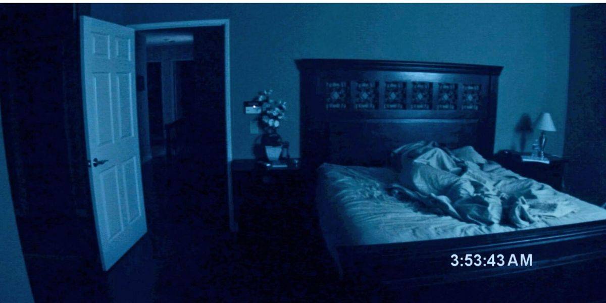 Imagens de segurança de um casal na cama em seu quarto de Atividade Paranormal (2007)