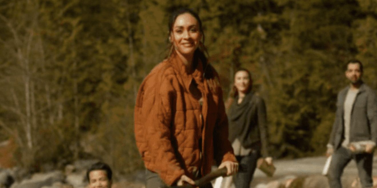 Raven holds an axe on the beach in The 100 finale