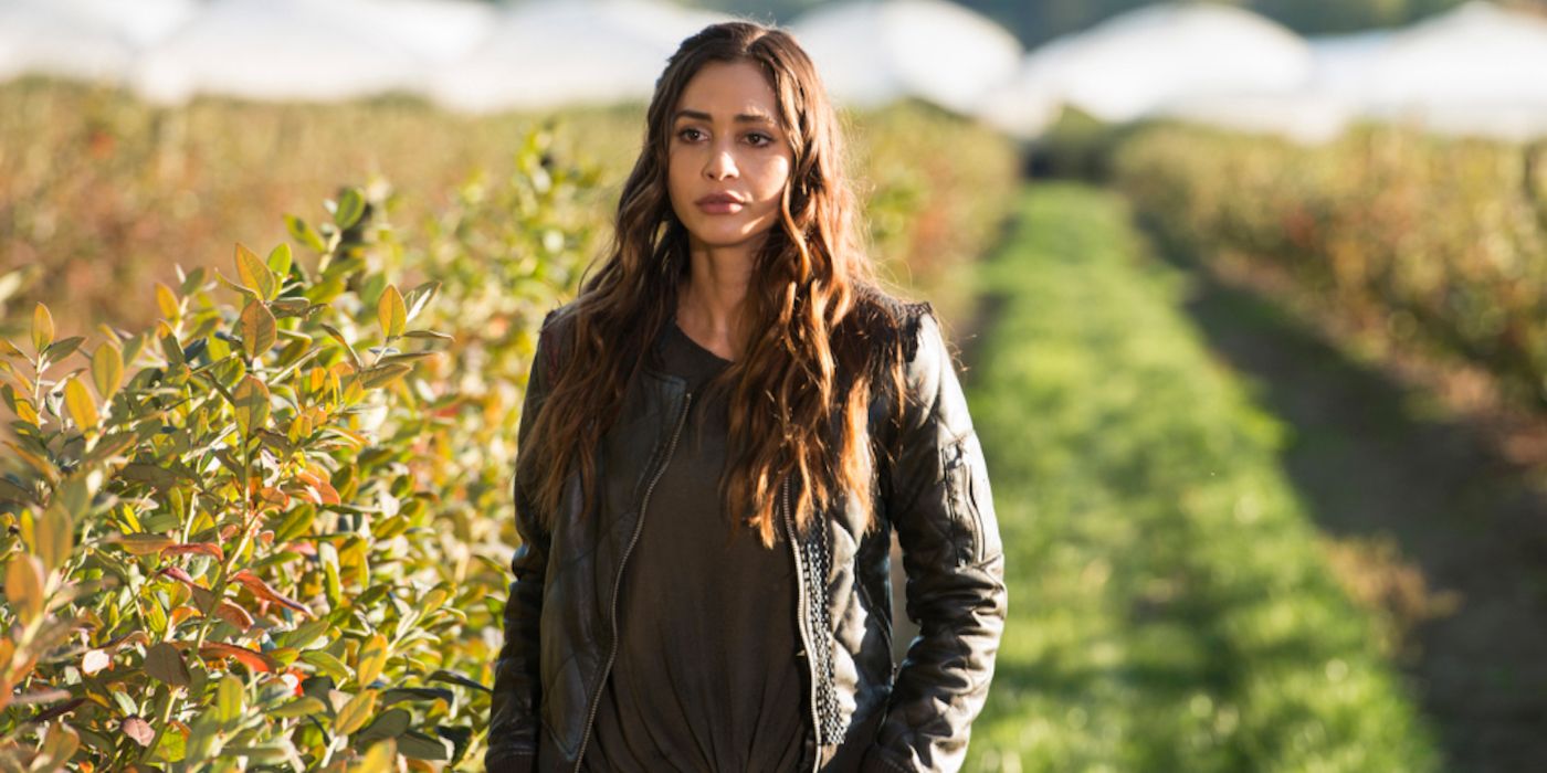 Raven stands in a field on Sanctum in The 100