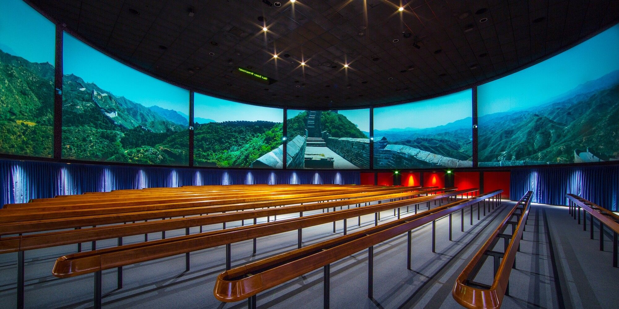 Standing handrails in a 360 projection theater