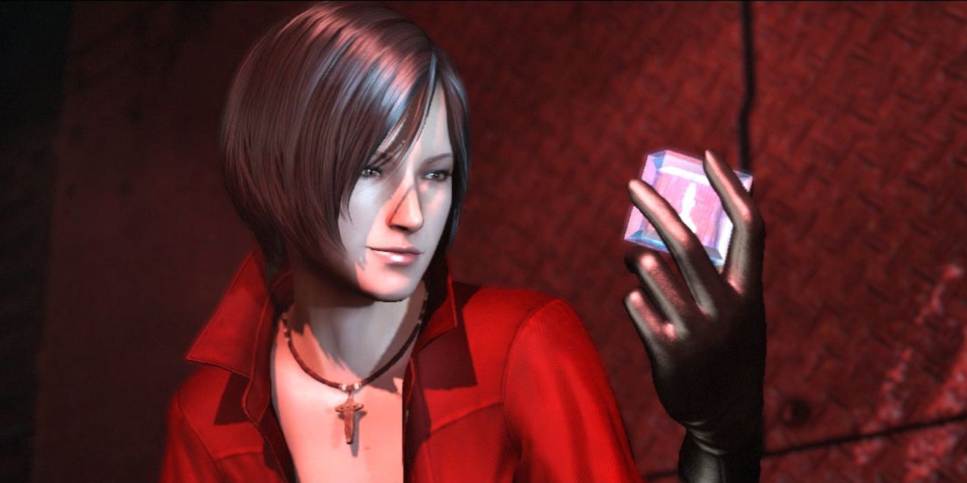 Ada Wong mengenakan mantel merahnya memegang kubus komunikasi di Resident Evil 6.