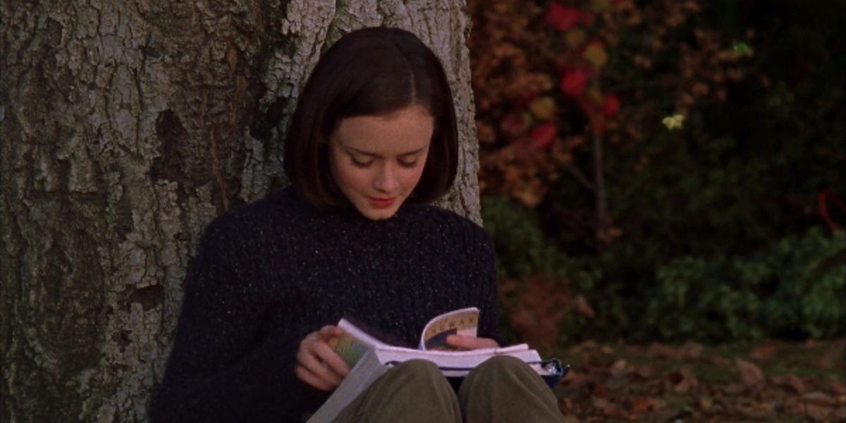 Rory sitting under her study tree and reading on Gilmore Girls
