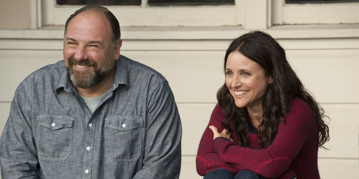 James Gandolfini em Enough Said sentado nos degraus ao lado de Julia Louis Dreyfus