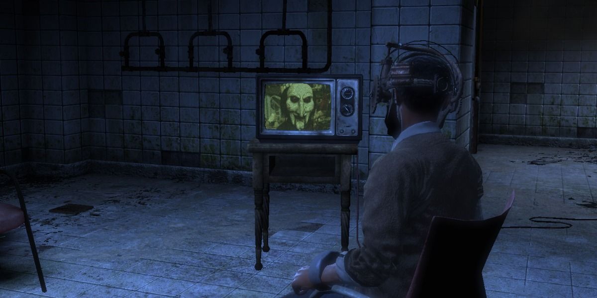 Detective Tapp watches Jigsaw's message while in the beartrap trap in Saw: The Video Game (2009)