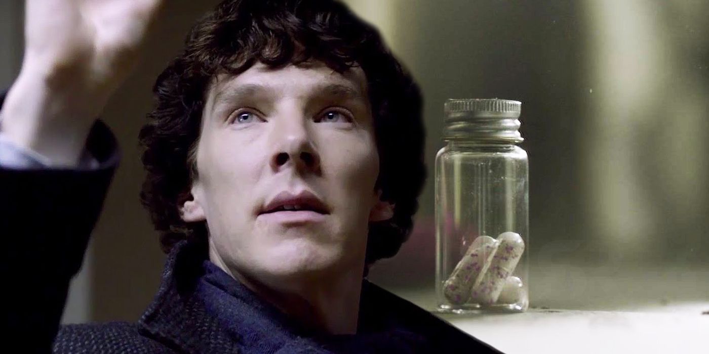 Benedict Cumberbatch como Sherlock Holmes examinando uma caixa de comprimidos no episódio 1 de Sherlock