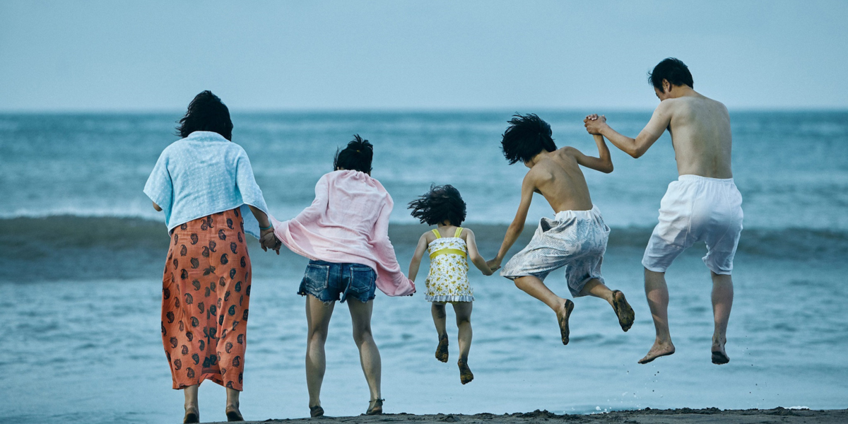 The family jumps into the water in Shoplifters