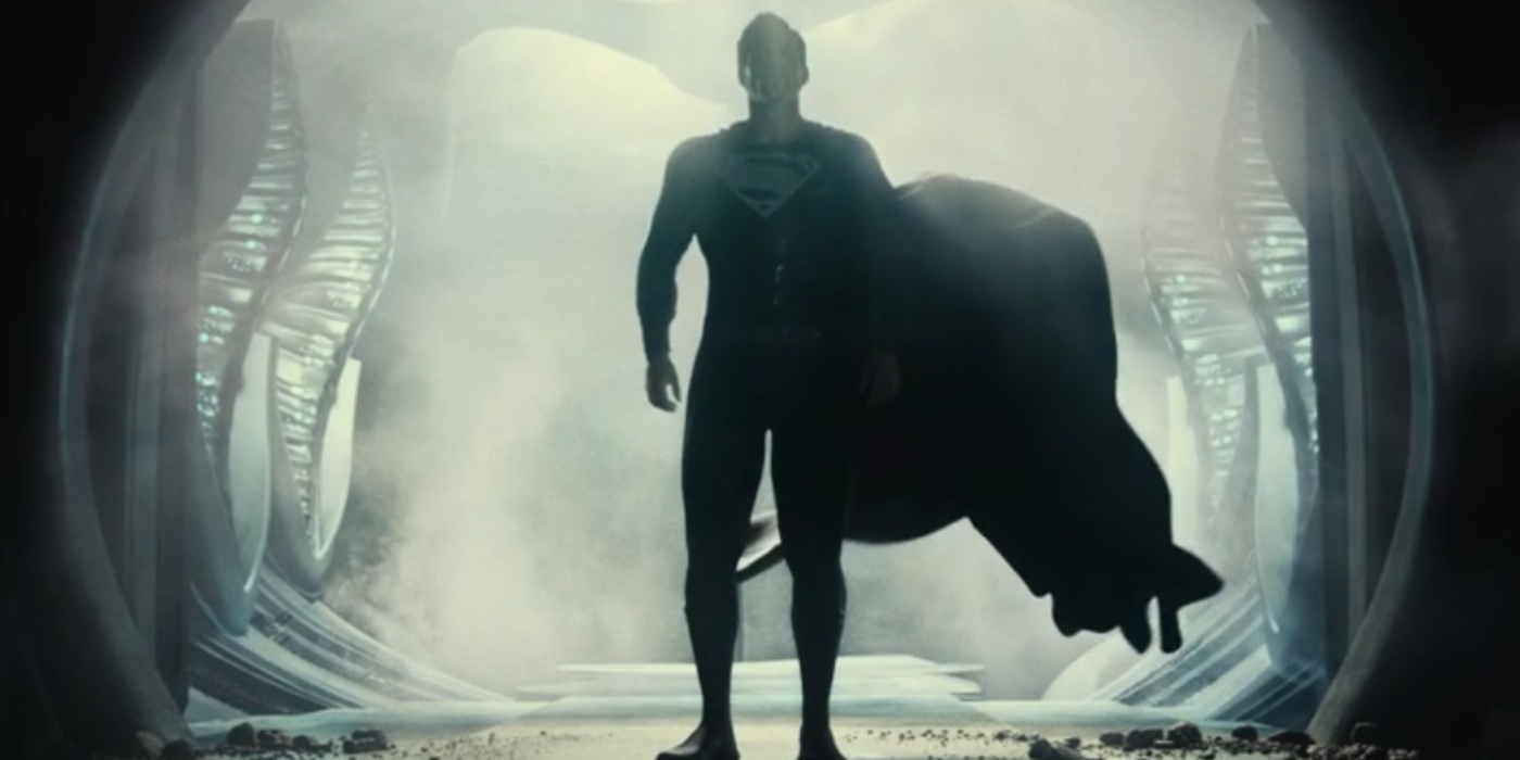 Superman em seu terno preto no Snyder Cut
