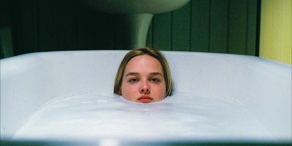 Jess Weixler&rsquo;s Dawn almost fully submerged in filled bathrub