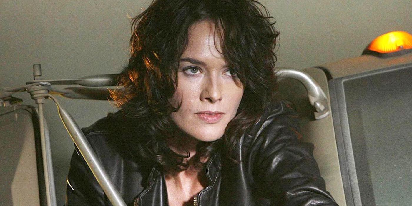 Sarah Connor olhando com raiva para alguém em Terminator: The Sarah Connor Chronicles