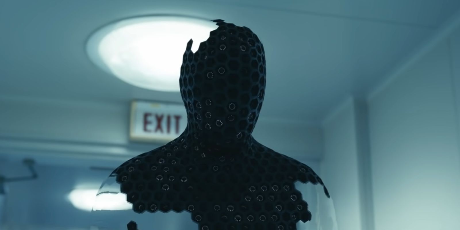 The invisible suit malfunctions in The Invisible Man (2020)