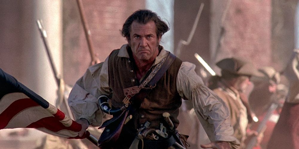 Mel Gibson's character Benjamin Martin running through a battlefield in The Patriot